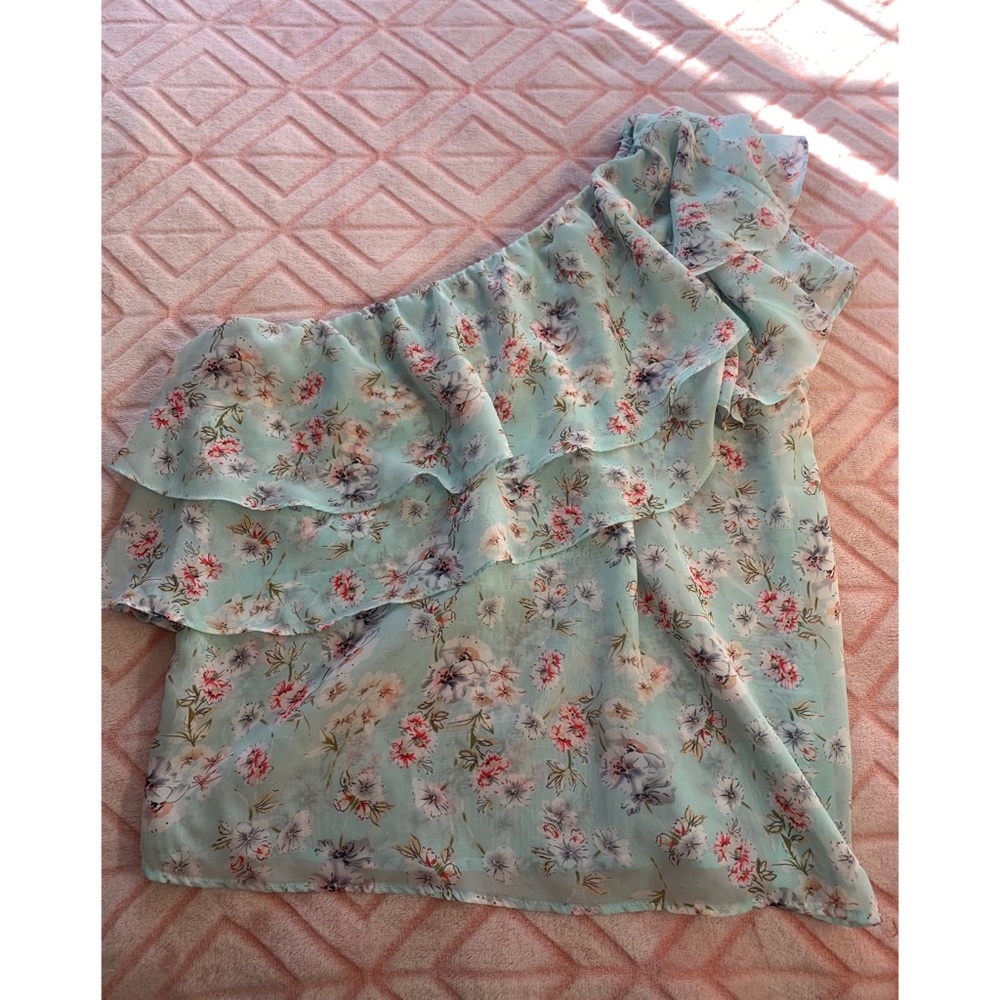 One shoulder shirt